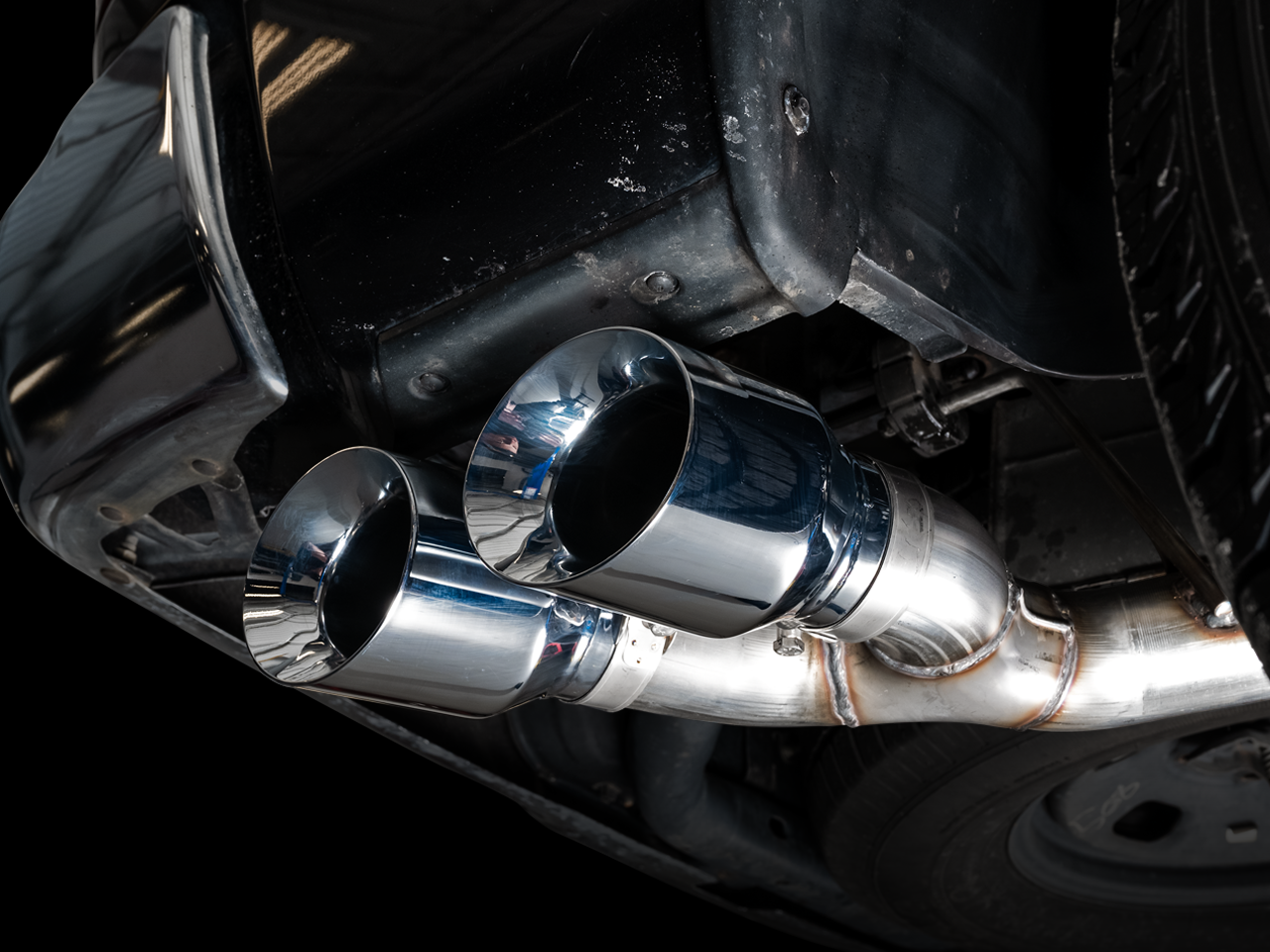 AWE 0FG Single Side Exit Catback Exhaust for 4th Gen RAM 1500 5.7L (without bumper cutouts) - Dual Chrome Tips ( 3015-32304)